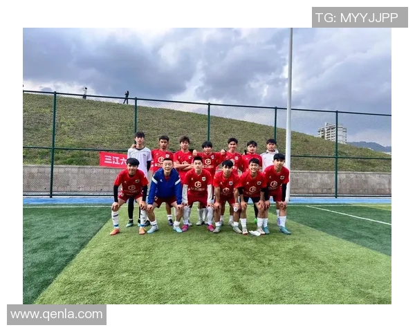 足球明星与粉丝的亲密合照瞬间记录他们的辉煌时刻与热爱之情